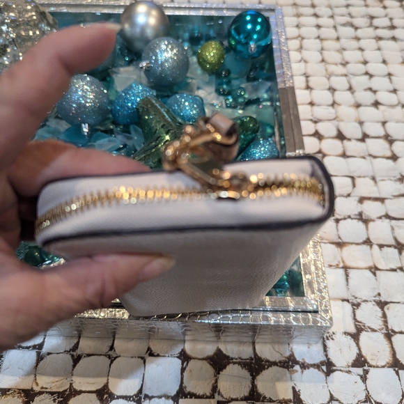 COACH wallet with removable Wristlet strap - Picture 5 of 8